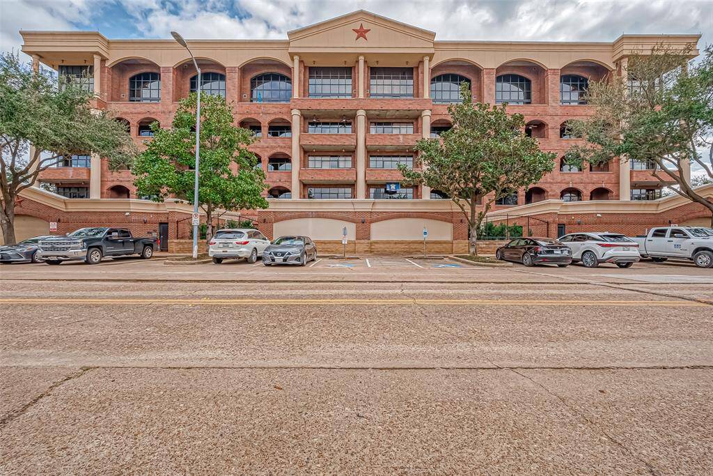 The Stanford is conveniently located in East Downtown - just walking distance to Minute Maid Park and Dynamo Stadium. Cross the street to grab the Metro-rail and you are minutes from Downtown, GRB, NRG Stadium, Discovery Green, Toyota Center, and Medical Center.