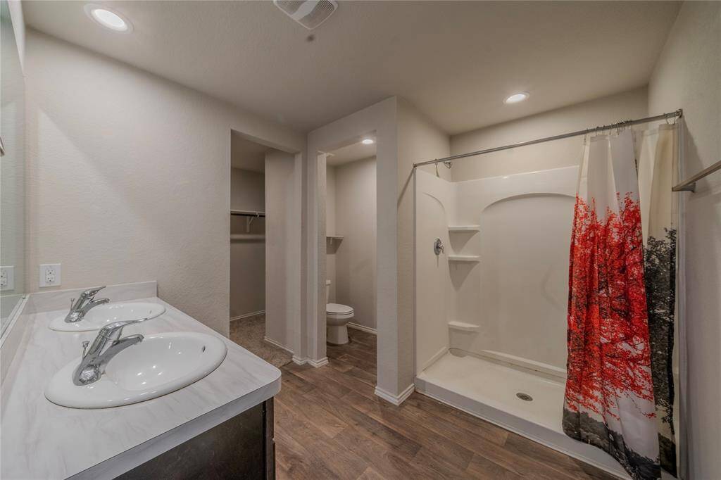 Principal bathroom
