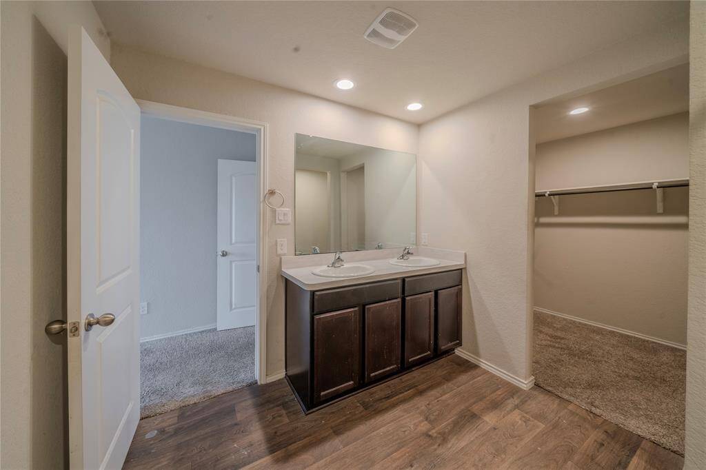 Principal bathroom with view of principal closet