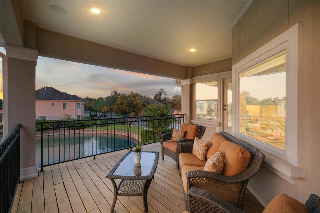 Directly off from the upstairs family lounge is the huge covered balcony space! Wind down and relax with an evening beverage of choice while watching the sunset over the peaceful setting of the lake.