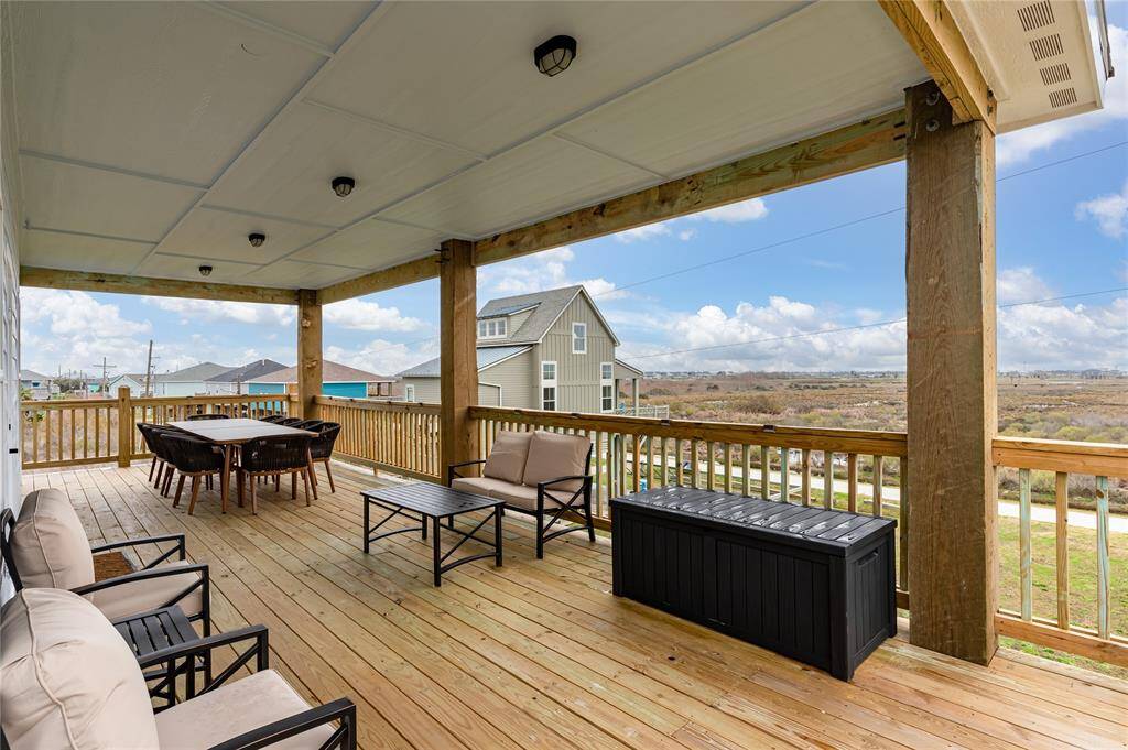 Dine inside or outside? Up to you!