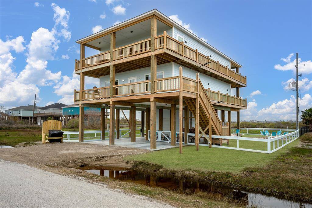 This generous 6,128 sq ft lot has a double-wide driveway and a fully-fenced backyard.