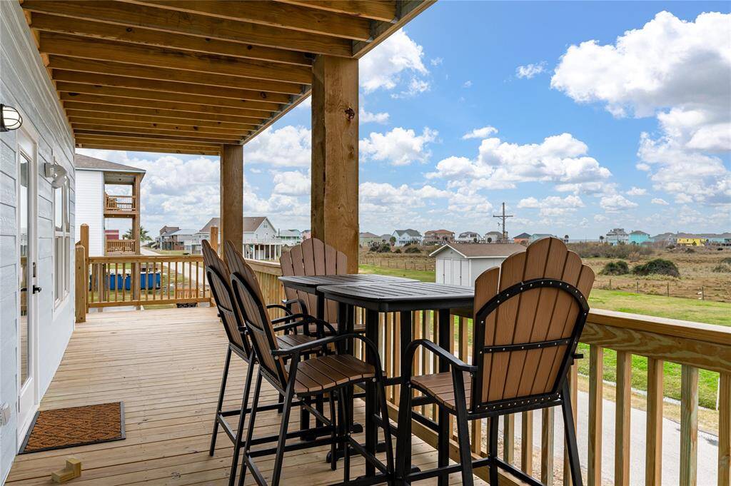 The front lower deck looks out over Melody Ln and offers a Gulf view.