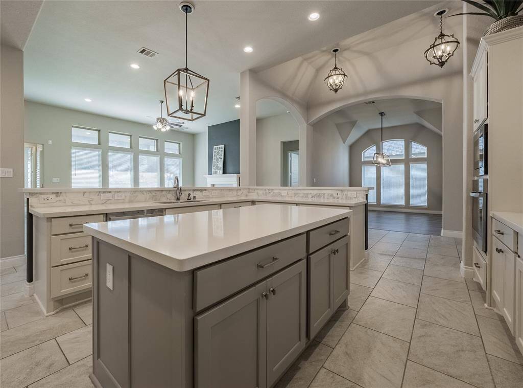 this is a large open floor plan, flows very well from kitchen, dining, family and the breakfast nook