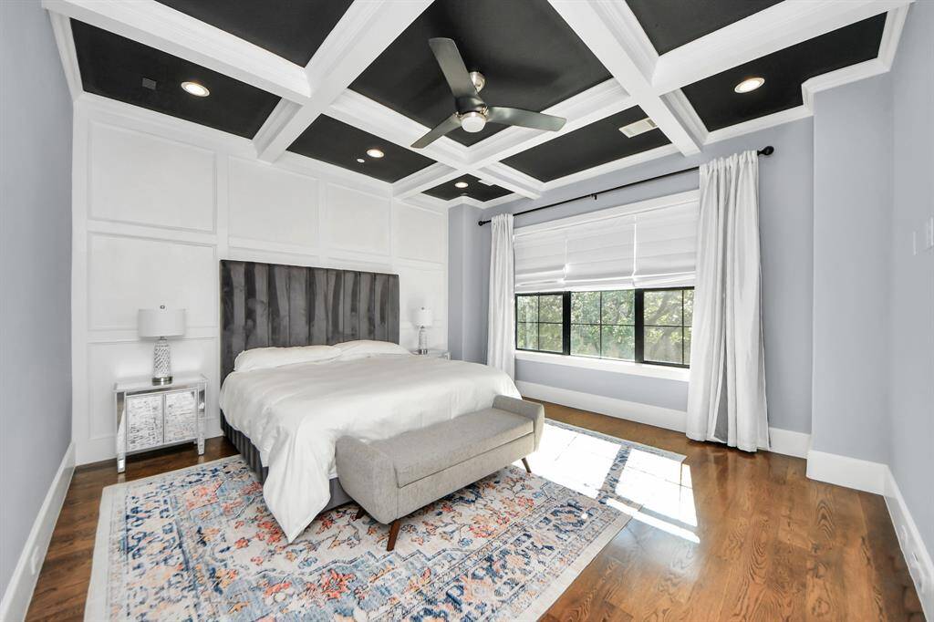 Indulge in relaxation in the magnificent primary suite following a busy day! This roomy haven showcases inviting paint colors, high ceilings, and generous windows with privacy blinds.