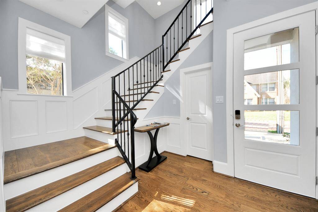 Discover this beautiful look of the staircase with stunning black accents.