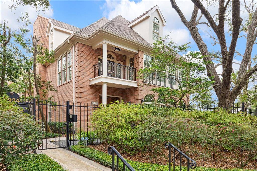 Welcome to 1924 South Blvd, Unit B!