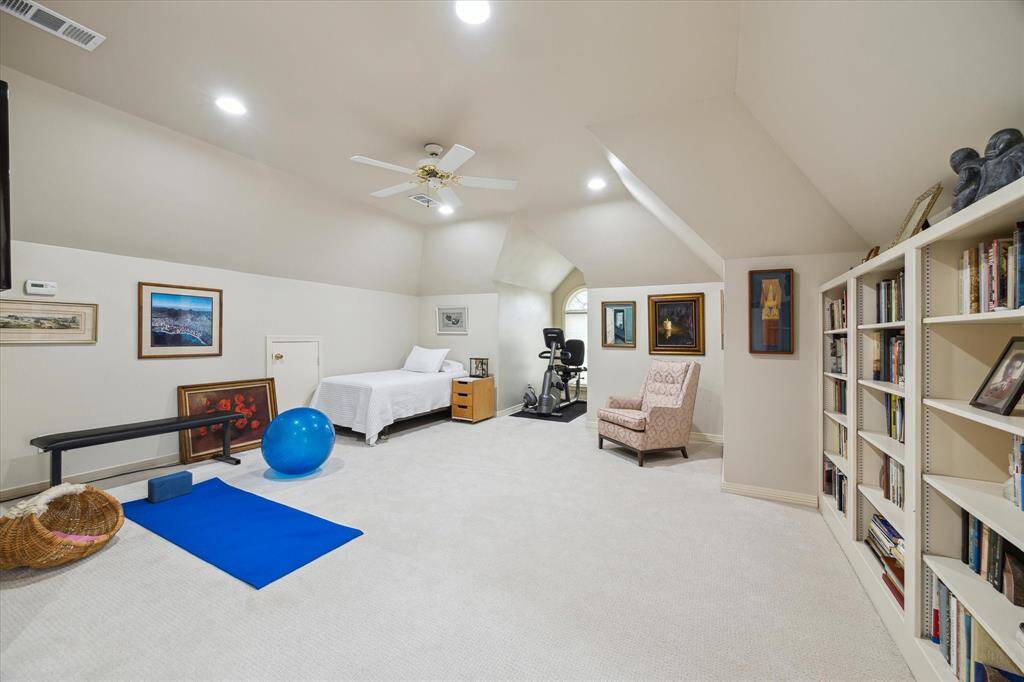 Large 3rd floor flex room with full en suite bath