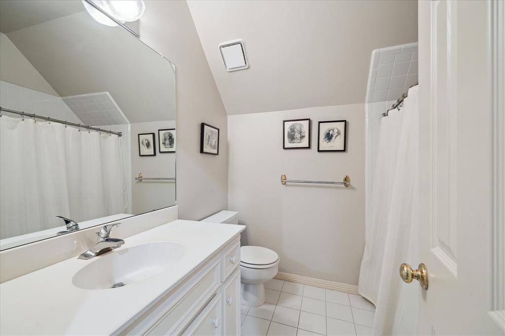 Full bath connected to the large 3rd floor room