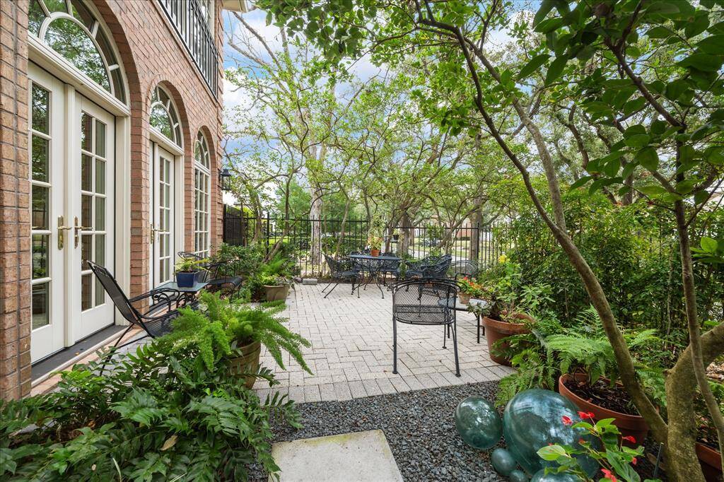 Front patio with lush gardens overlooks the Boulevard
