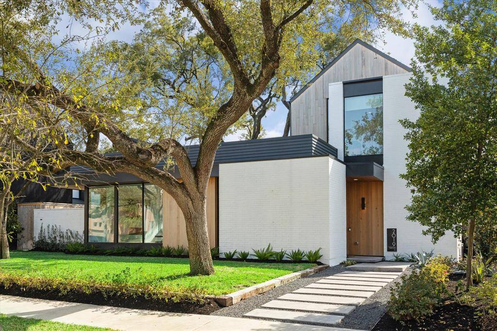 This modern masterpiece is a rare opportunity to own a home of luxury and sophistication in one of Houston’s most desirable locations—highly sought-after Cresmere Place—just minutes from Rice University, the Texas Medical Center, Rice Village, and the Museum District.