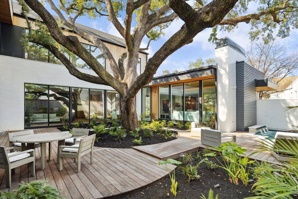The home's thoughtful C-shaped design ensure breathtaking outdoor views from almost every angle.