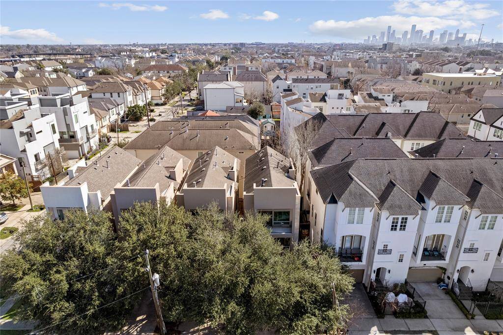 The Cottage Grove community has easy access to I-10 and a quick commute to downtown.