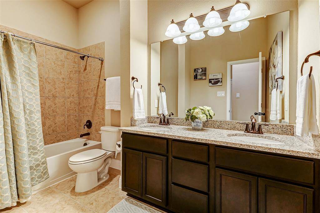Big secondary bathroom with double sinks