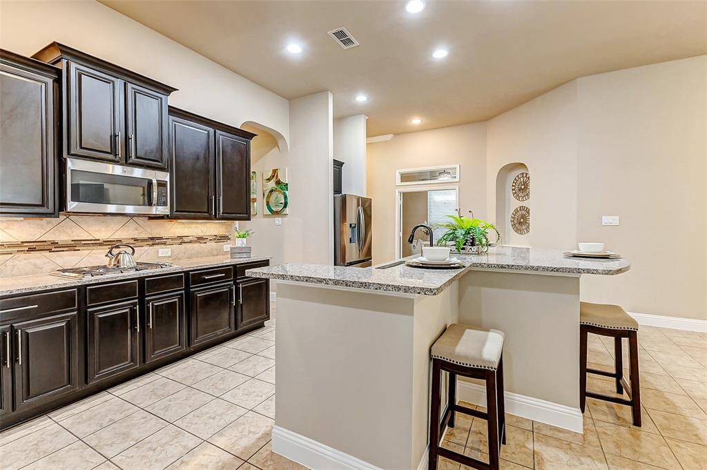 Kitchen island with breakfast bar