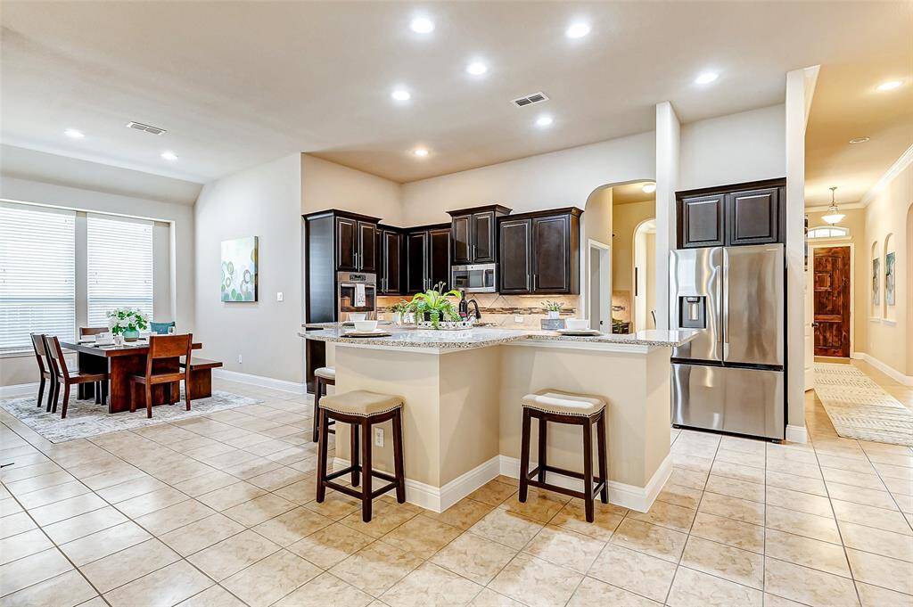 Look how convenient is this space that communicates kitchen and breakfast area