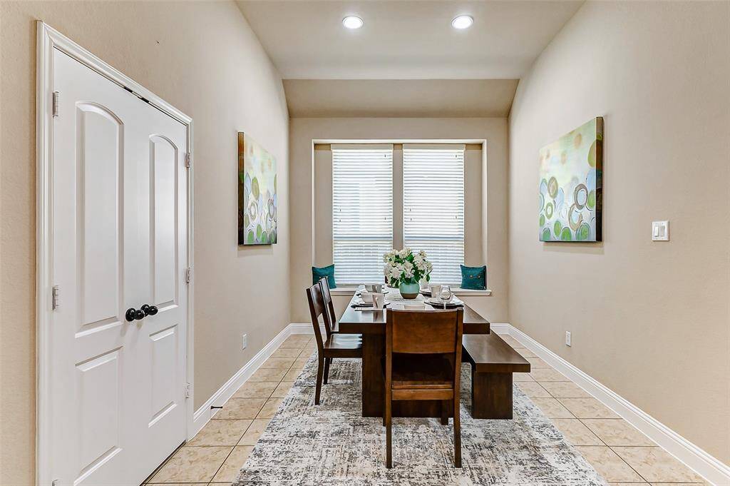 This breakfast area is perfect to seat a group of up to 10 guests. Door on the left, it's the pantry