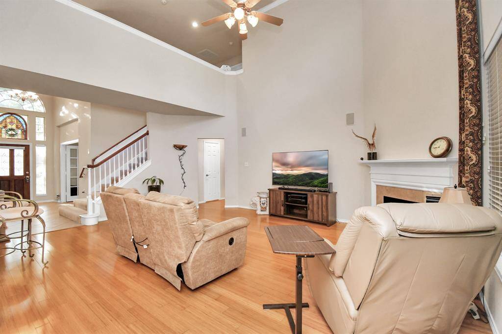 Large living with 19" ceiling