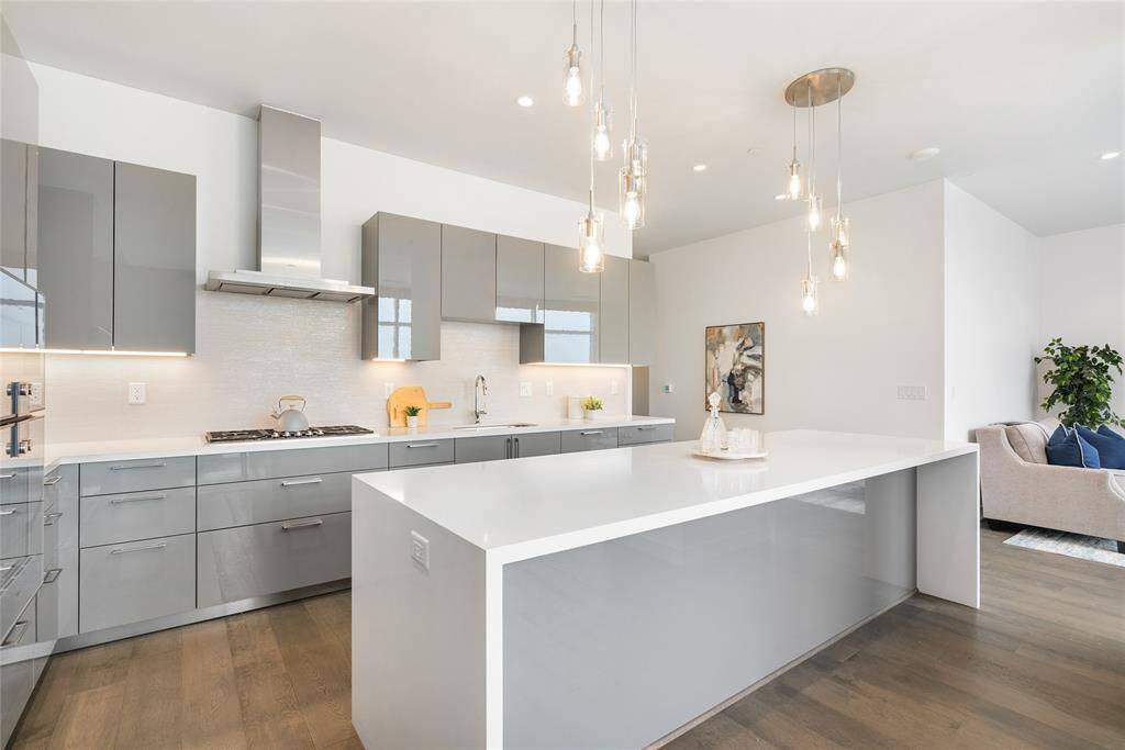 Enjoy breakfast or a quick snack with counter seating!