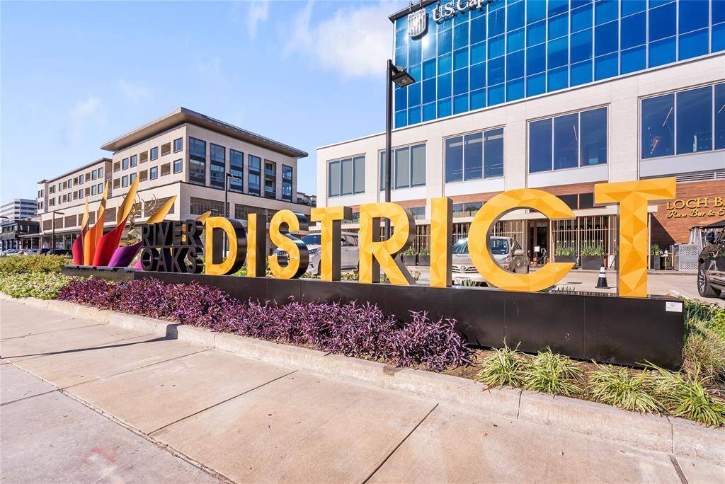 The Arabella is in an ideal location in the loop and walking distance from the River Oaks District!
