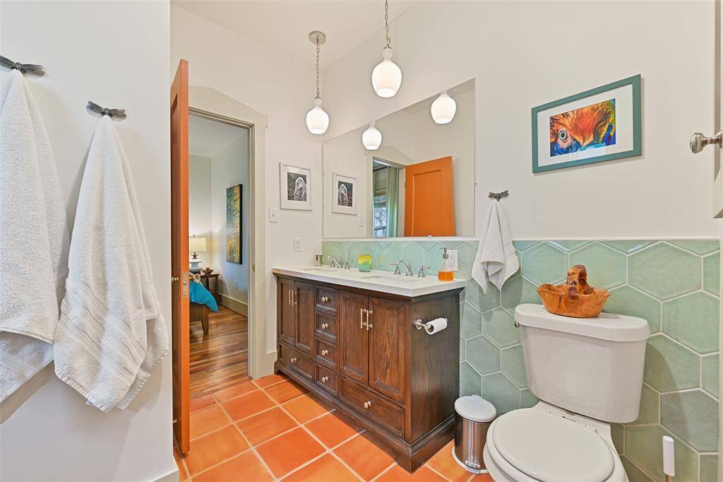 double sinks vanity with nice storage