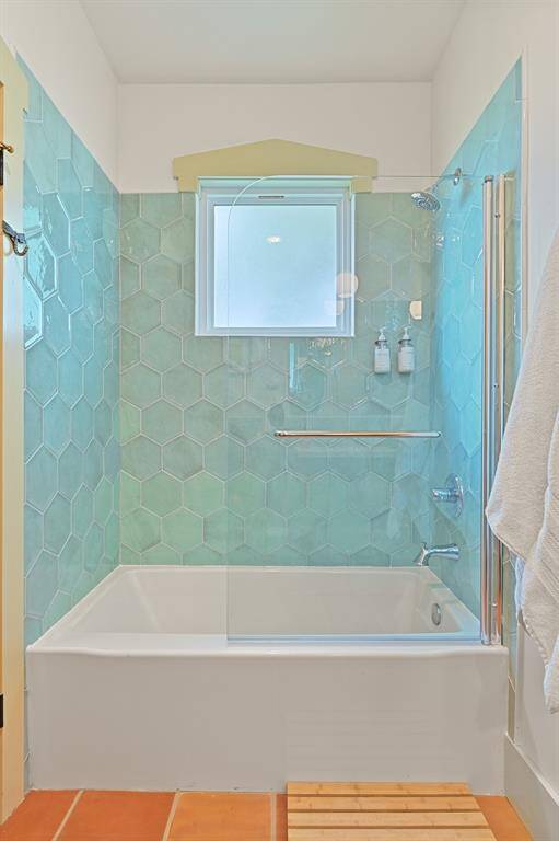 nice soaking tub!