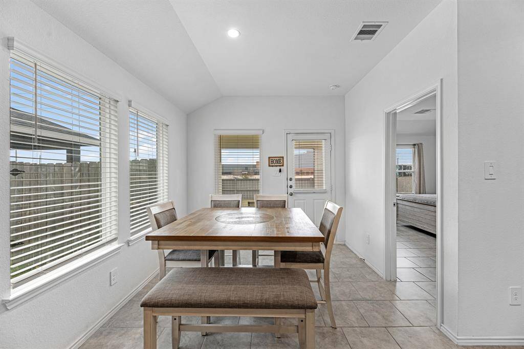 Eat-in kitchen - gorgeous windows!