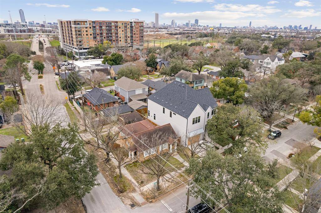 Enjoy easy access to scenic parks, popular local restaurants, and a vibrant shopping scene—all within walking distance!