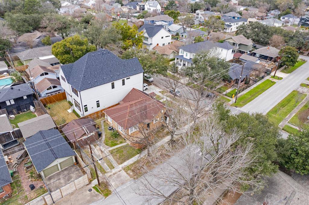 Enjoy easy access to scenic parks, popular local restaurants, and a vibrant shopping scene—all within walking distance!