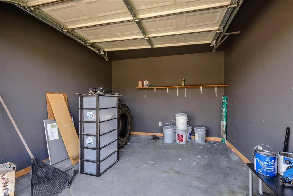 small bay for storage and/or smaller projects
