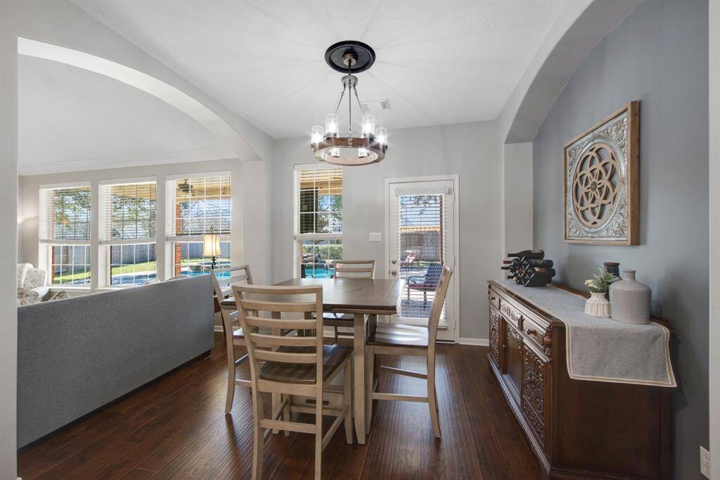 The cozy breakfast area features a charming niche, perfect for placing a hutch or additional storage, and offers beautiful views of the amazing backyard. This inviting space is ideal for casual meals while enjoying the serene outdoor scenery.