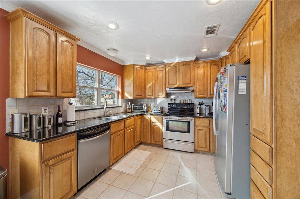 Welcome to this home located in Atascocita Trails. The kitchen boasts beautiful upgrades such as granite countertops, upgraded cabinetry and stainless steel appliances.
