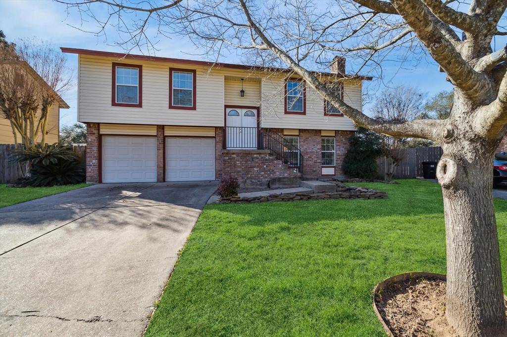Welcome to this split level home in Atascocita Trails