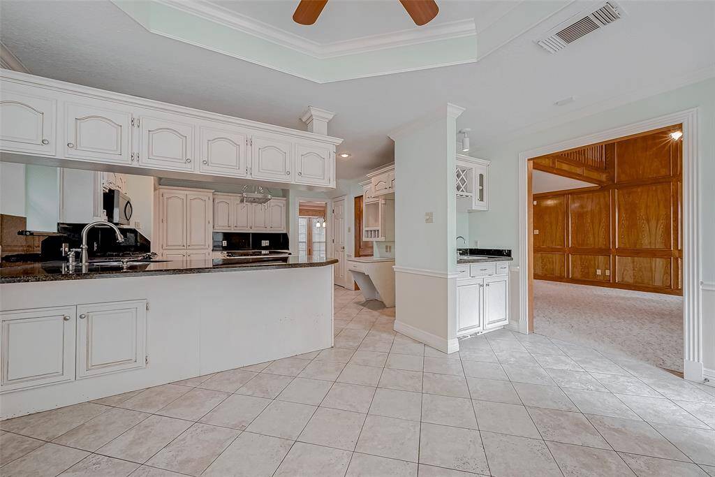Breakfast Area with Wet Bar