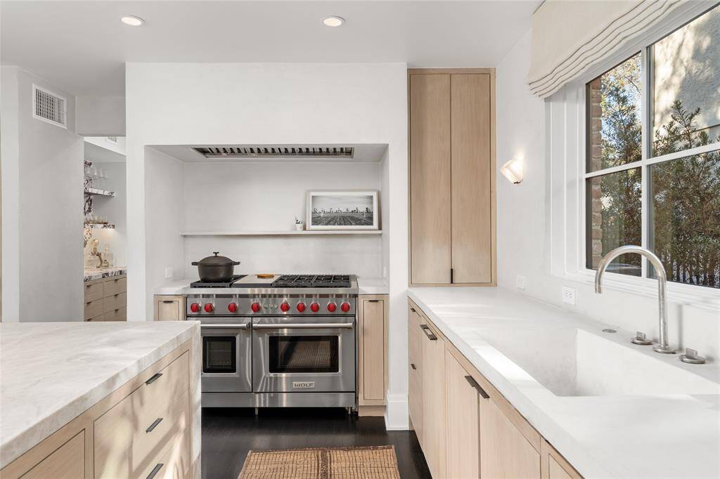Sink integrated into the counters, Wolf Range, plaster shelf over stove