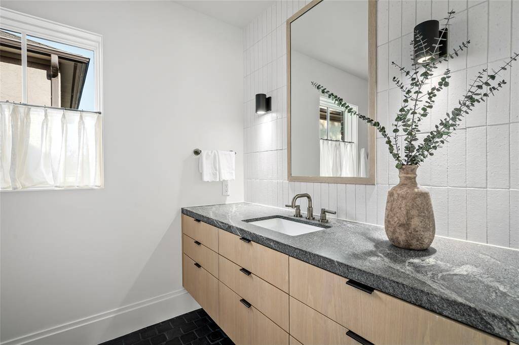 En-suite bath