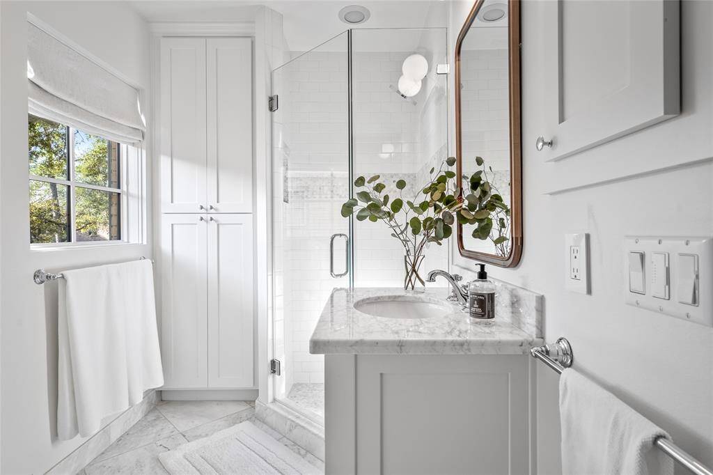 En-suite bathroom for the front west bedroom