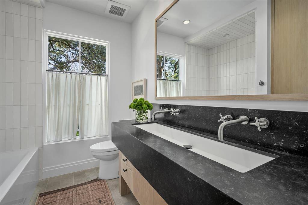 Shared bathroom for 2 of the secondary bedrooms