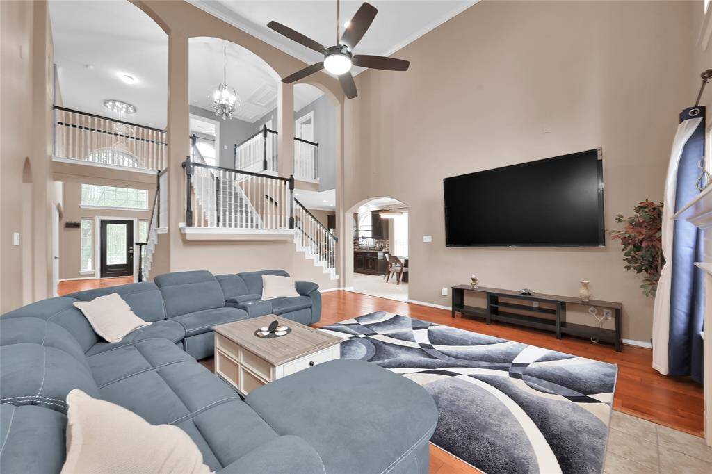 Family room has tall ceilings, much natural light, beautiful floors, and wonderful finishes. Imagine yourself relaxing in this beautiful space!