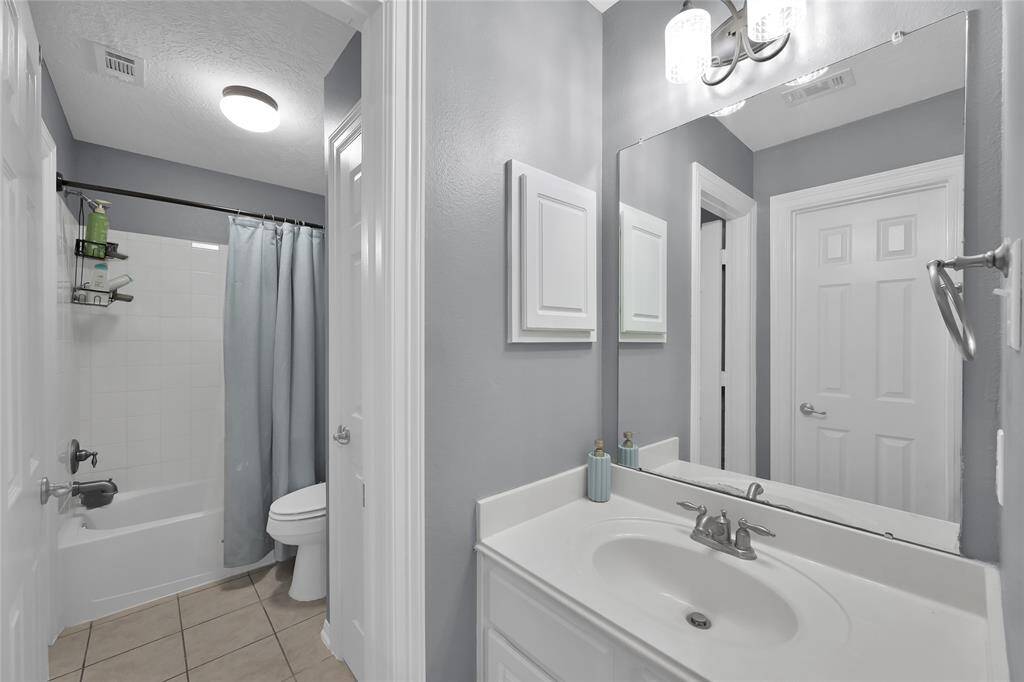 Secondary Bathroom upstairs