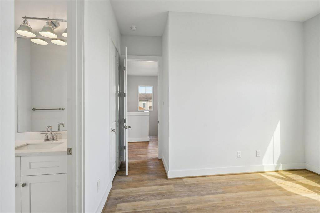 There is an en-suite bath attached to the first guestroom .