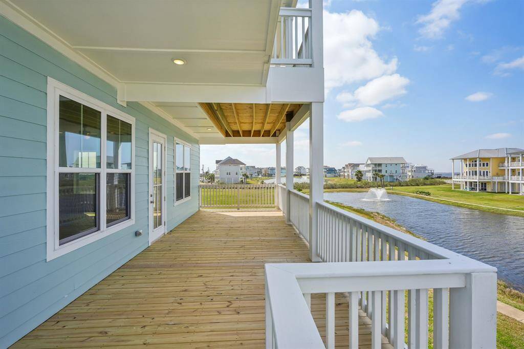 Dining alfresco will be a dailing event on this fantastic deck.