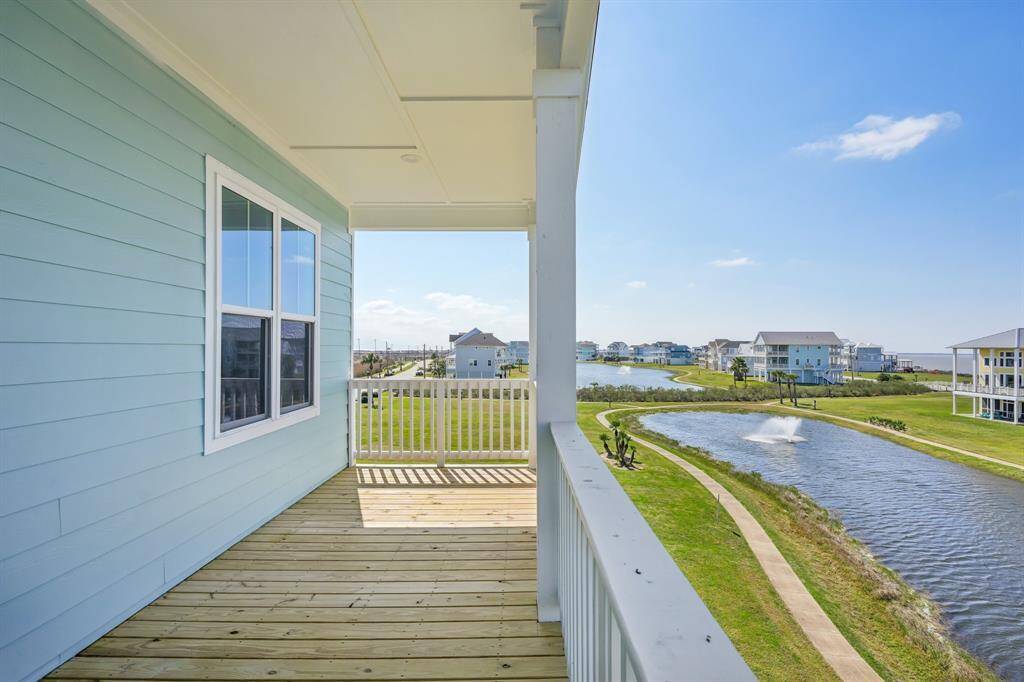 The south facing 2nd floor covered deck offers unobstructed beach views.