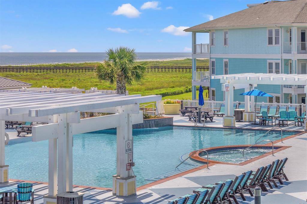 The incredible infinity pool located at the Pointe West Club House.