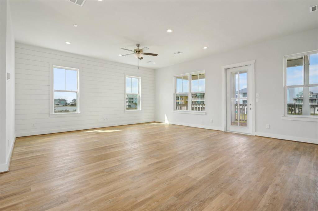 The expansive wall of windows invites the breathtaking views of the lake and bay into the interior space.