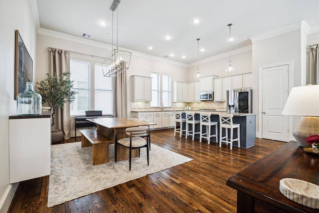 In the dining area and kitchen, large north-facing windows with custom blinds, recessed lighting, designer fixtures and undercabinet lighting provide ideal illumination for every occasion.