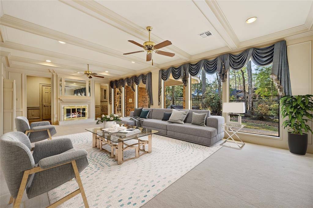 Huge 30' long Living Area downstairs... (could be made into 2 rooms!!!)