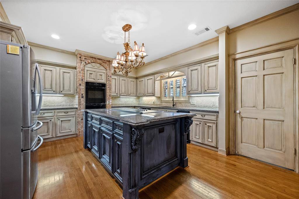 And... your Chef's Island kitchen!! Note the detail in the cabinetry!
