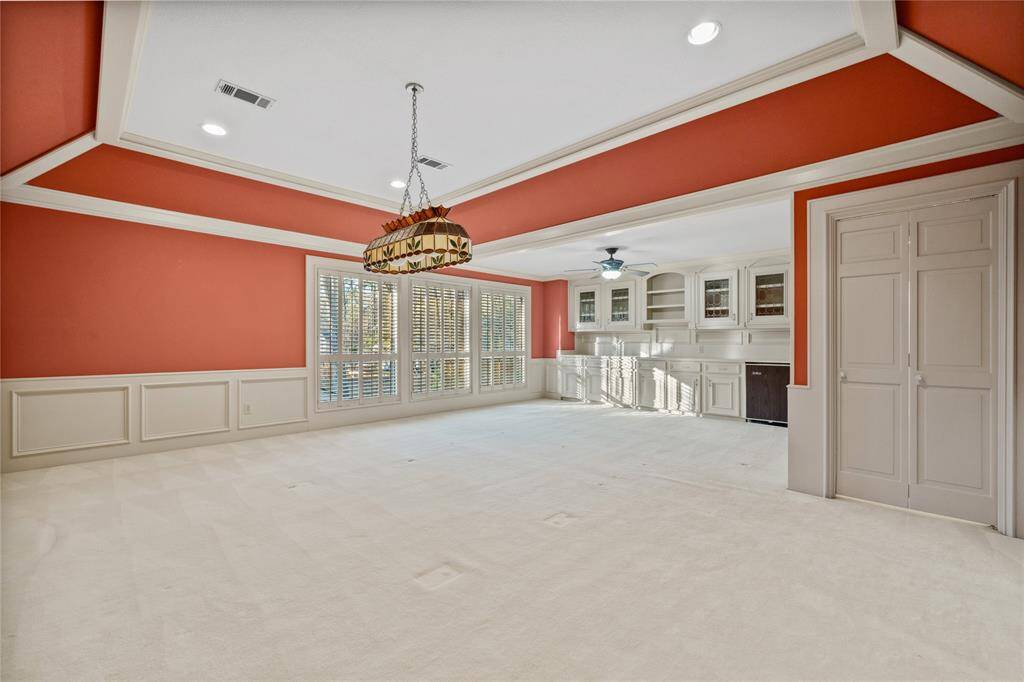 And more Plantation shutters... check out the ceiling...