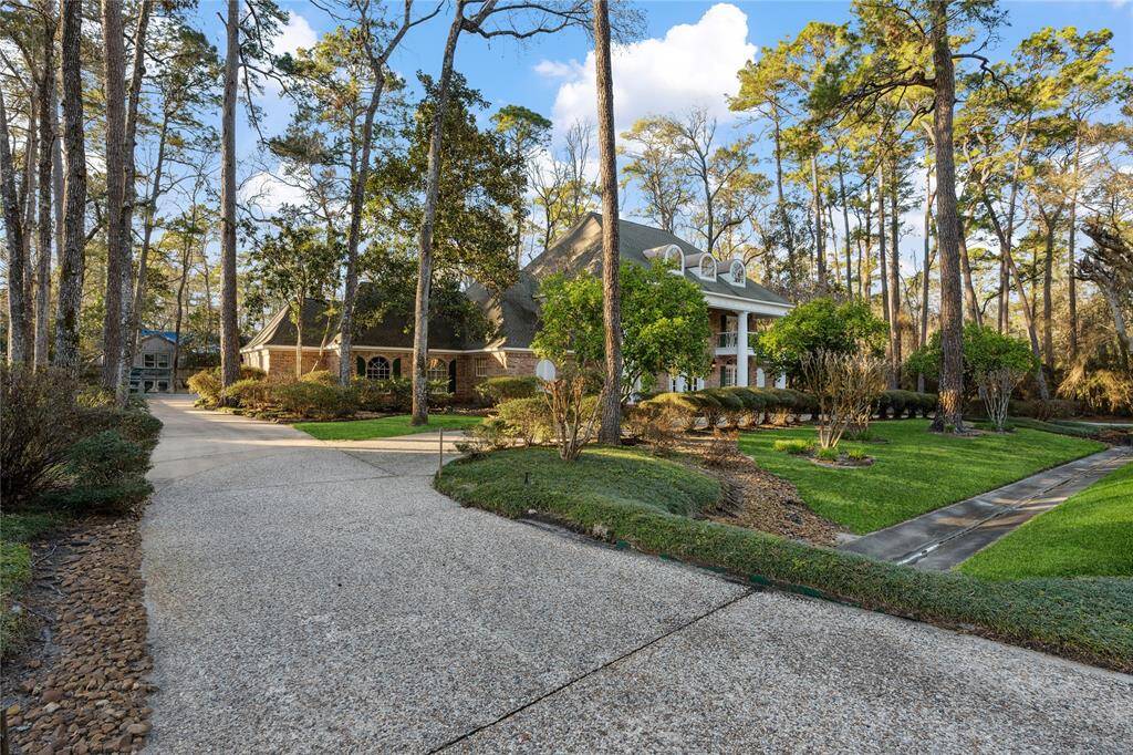 Driveway to the rear of the home...